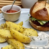 Randen-Bohnenburger mit Fries at Pura in Luzern