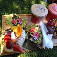 Bowls, avocado toast, juives at Le Mango Tree in Soorts-hossegor