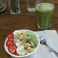 Smoothie Bowl et Matcha latte at Graze in Antibes