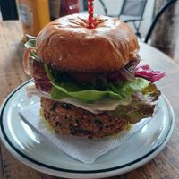 Hambúrguer de quinoa at Urbe Cafe Bar in Sao Paulo