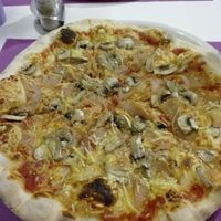 Prosciutto and cheese pizza at Sa Cova in Mallorca