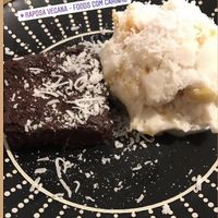 Brownie com sorvete at Raposa Vegana in Cuiaba