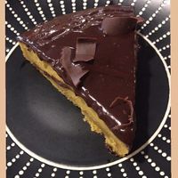 Bolo de cenoura com cobertura de chocolate  at Raposa Vegana in Cuiaba