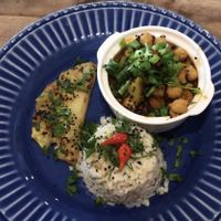 Curry de grão de bico, arroz com leite de coco e abacaxi assado  at Raposa Vegana in Cuiaba