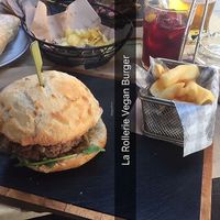 Vegan burger/ hamburguesa vegana at La Rollerie - Mayor in Madrid