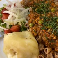 Um prato típico boliviano na versão vegana. Uma salada de cebola, tomate, alface e repolho com um macarrão à bolonhesa de soja. Incrível de sabor!  at Lupito Cocina Vegana in La Paz