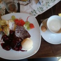 Lauwarmes Schokoladenküchlein anrichtet mit Gewürzkirschen und Sojaeis at Casa Vita in Wernigerode