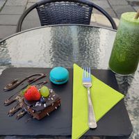 Brownie, blue macarons (with peanutbutter filling) and a kale-pineapple smoothie at Sorrir in Wroclaw