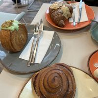 Cinnamon roll, Roll al pistacchio e croissant alle mandorle   at Arapina in South East London