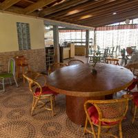 Vista parcial do interior do restaurante, com o bufê ao fundo. Além desta mesa há outra maior ainda à direita (não na fotografia) para umas 10 pessoas.   at Harmonia Restaurante Natural in Rio Grande