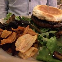 Portobello hamburguer with caramelised onion, vegetable chips and salad (10 euros) at Bruta Flor in Lisbon