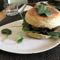 Hambúrguer de portobello at Bruta Flor in Lisbon