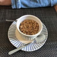 Pêras caramelizadas com aveia at Bruta Flor in Lisbon