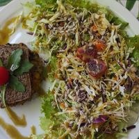 Hamburguesa casera con ensalada at Ekvilibro in Sintra