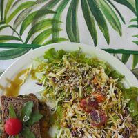 Plato de burger con ensalada at Ekvilibro in Sintra