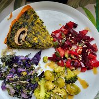 Vegan quiche and cooked veggies at Ekvilibro in Sintra