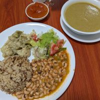 Cream of vegetable soup, Black eyed peas, salad, rice, broccoli and cauliflower with white sauce at Soy Vida - Galerías in Bogota
