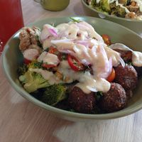 Base de quinoa, albóndigas vegan, orellanas apanadas, brócoli, tomate cherry, cilantro, cebolla roja, garbanzos crocantes con salsa de hummus y bebida de té chai. at Pot in Bogota