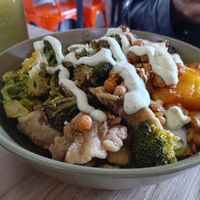 Base de tallarines, orellanas apanadas, tofu con cebolla y pimentón, brócoli, garbanzos crocantes, plátano y bebida de gulupa, menta y jengibre. at Pot in Bogota