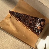 Choco banana fudge taartje met banaan-dadels-havermout 😍 at By-Kees in Heerenveen