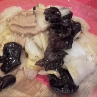 Napa cabbage with black trumpets and vegan ham at Healthy Lovers in Madrid