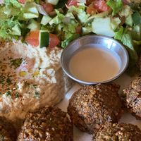 Plato de falafel y hummus at Falafel Bar in Tamarindo