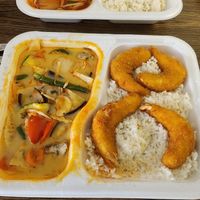 Shrimps mit gelbem Curry (vorne), Gemüse in Süß-Sauer-Soße (hinten) at Vegan Express in Leipzig