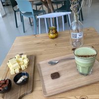 “Portie kaas met mosterd” en matcha latté. All vegan  at Knol & Kool Bistro & Superet in Ghent