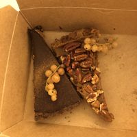 Spicy chocoladetaart en pecan-walnoottaart at Knol & Kool Bistro & Superet in Ghent