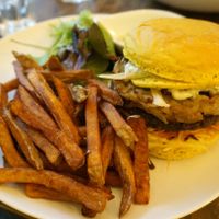 Burger & ses frites maison at Hope in Paris