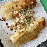 Spring rolls kikkererwten, sla en champignons met rijst   at Le Corail Vegan Food in Essaouira