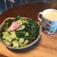 Kale & Bowl, Golden Glow Mylk at Date + Kale in Helsinki