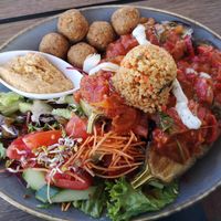 Gebackene Aubergine mit Falafel, Humus und Couscous at Badezeit Strandrestaurant in Westerland