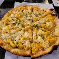 Mac and Cheese pizza  #Veganuary at Virtuous Pie in Portland