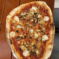 Pizza mit Mozzarella, Shitake-Pilze, Artischocken und Käse (natürlich vegan)  at Organic Pizza in Salzburg