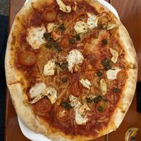 Frischkäse mit Kräuterseitlinge, Tomaten, Erbsen und Käse (natürlich vegan)  at Organic Pizza in Salzburg