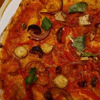 V3 Pizza - Kräuterseitlinge, Paprika, getrocknete Tomaten, Zwiebeln, veganer Käse, Basilikum at Organic Pizza in Salzburg