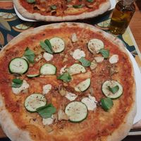 V7 (veganer Mozzarella, Zucchini, Walnüsse, Artischocken) at Organic Pizza in Salzburg