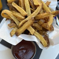 Homemade fries, Ketchup war mit Zimt - muss man mögen, also interessant, aber auch gut    at Ludwig Burger in Salzburg