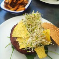 Veganer Burger mit hausgemachten Pommes at Ludwig Burger in Salzburg
