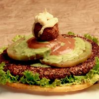 Arepa Burguer. La proteína es a base de lentejas, viene con lechuga, tomate, salsas de la casa y tienes la opcioón de pedirla especial, con champiñones y cebolla dulce at Semillas Comida Sana in Pereira