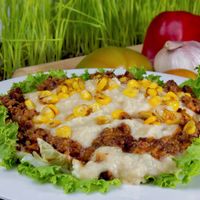 Chuzo desgranado. Es una preparacion de lentejas molidas en salsa napolitana, lechuga, cubierto de hummus y maiz dulce. Uno de los preferidos por los clientes. at Semillas Comida Sana in Pereira