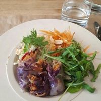 Main course with vegan spring rolls at apeti in Paris