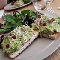 Avocat toast at apeti in Paris