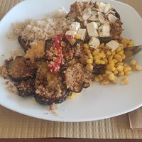 Cogumelo recheado, beringela gratinada, arroz integral e salada de milho e tofu at Grão de Soja in Espinho