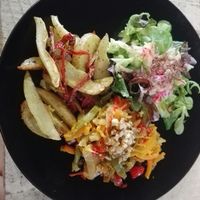 Stir fry veggies and home-made potato wedges with sun-dried tomatoes at Yummy Veggie in Barcelona