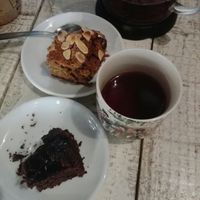 Chocolate cake, carrot cake, both with panela and rooibos infusion at Yummy Veggie in Barcelona