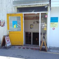 Entrance to the café (unfortunately no name sign) at Cafe Warehouse/2 반창고 - Maybe closed in Seoul