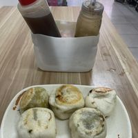 5 varieties of dumplings and sauce   at Shàng Dǐng HuángJiā 上頂皇家 - Wanhua District in Taipei