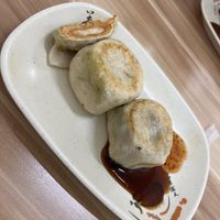 Left the fried dumpling, followed by cabbage bun and bamboo shot bun.  at Shàng Dǐng HuángJiā 上頂皇家 - Wanhua District in Taipei